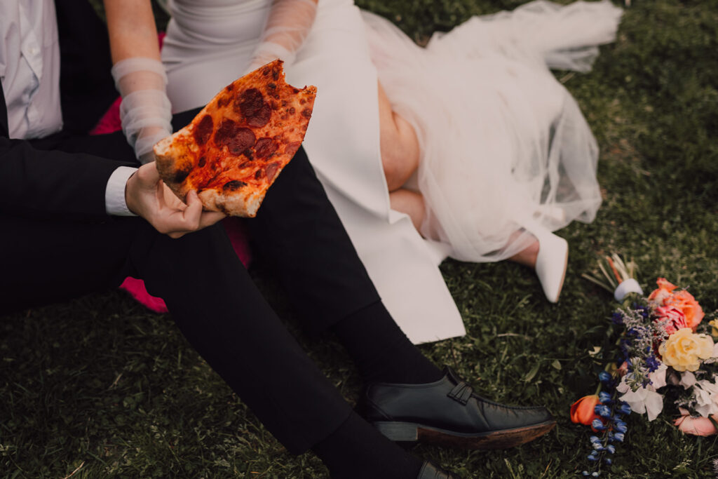 Couple eating pizza in Brooklyn Bridge Park 