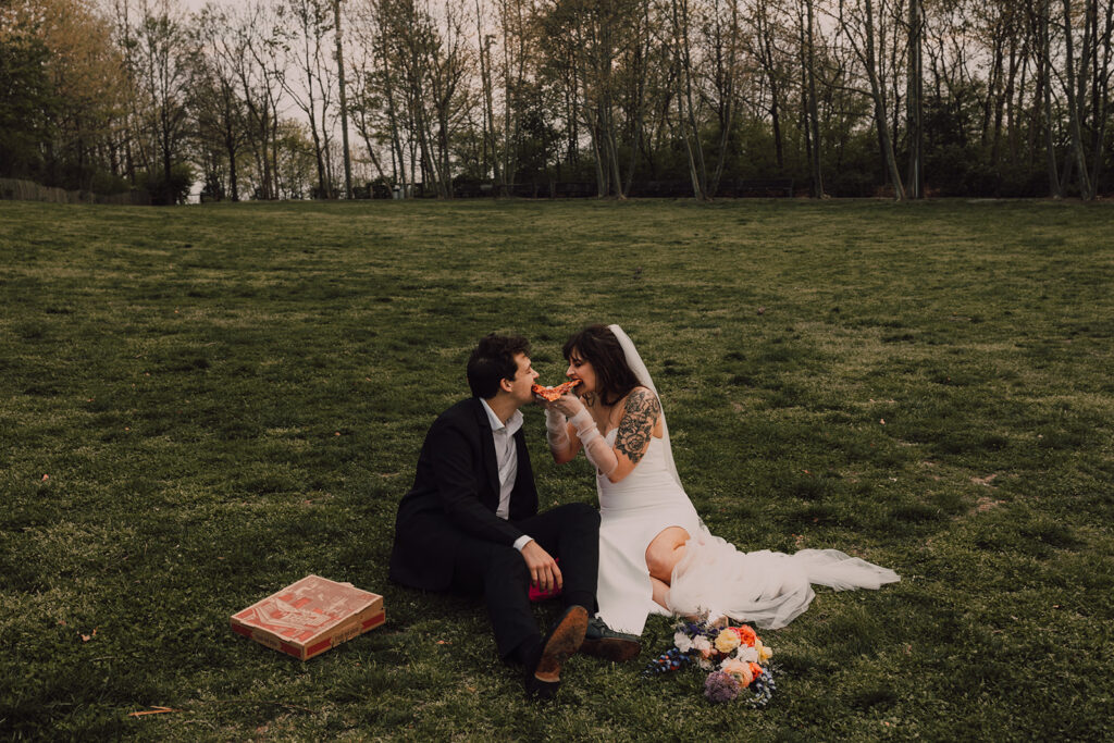 Couple eating pizza in Brooklyn Bridge Park 