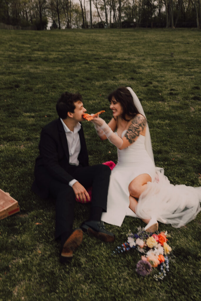 Couple eating pizza in Brooklyn Bridge Park 