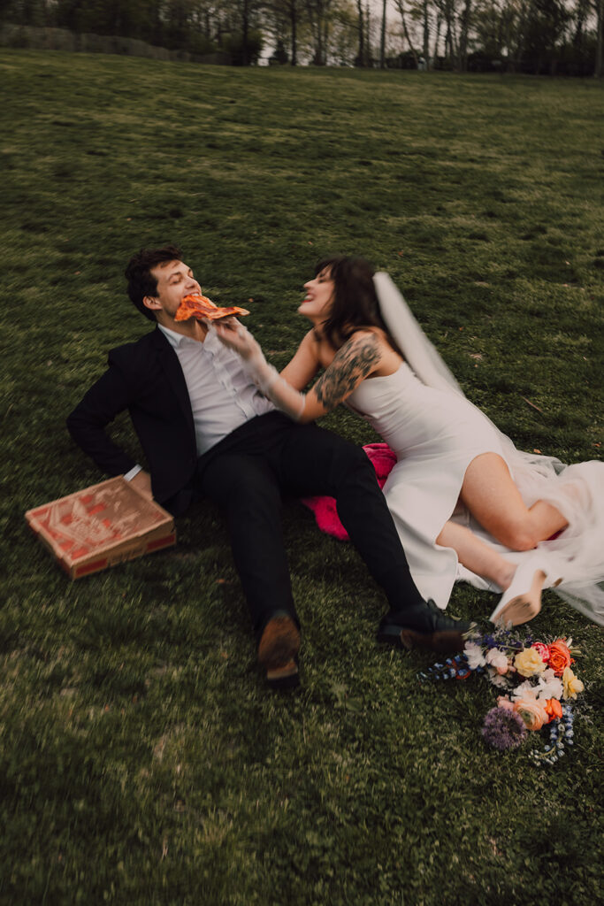 Couple eating pizza in Brooklyn Bridge Park 