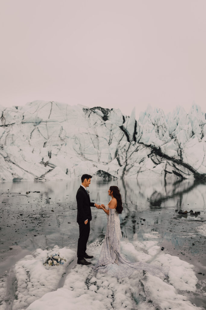 Elopement photos in the glaciers of Iceland