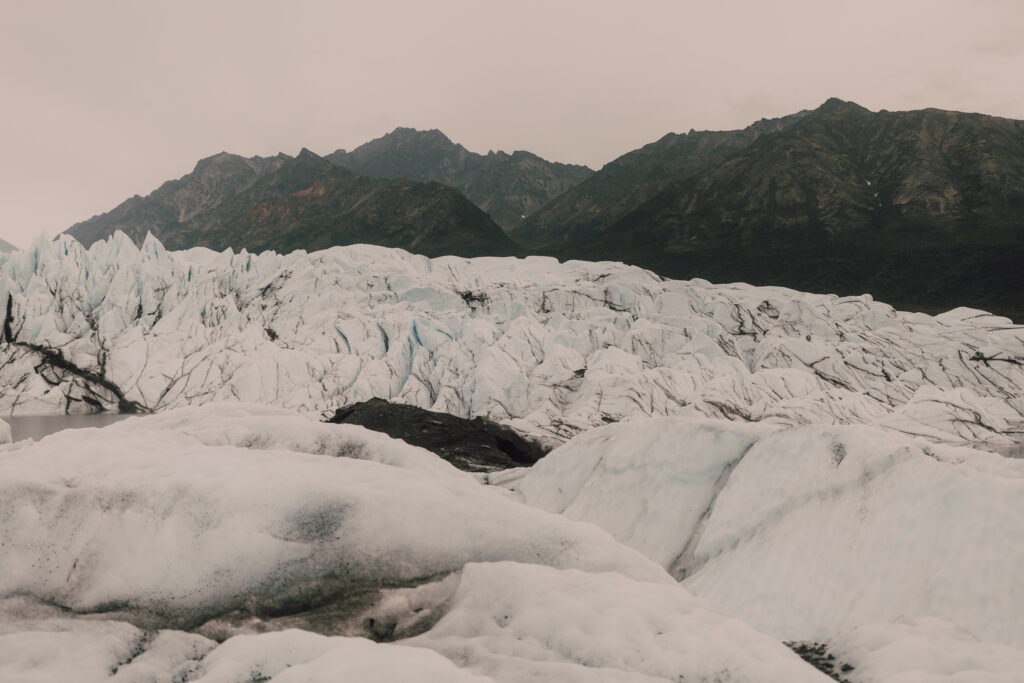 Elopement photos in the glaciers of Iceland