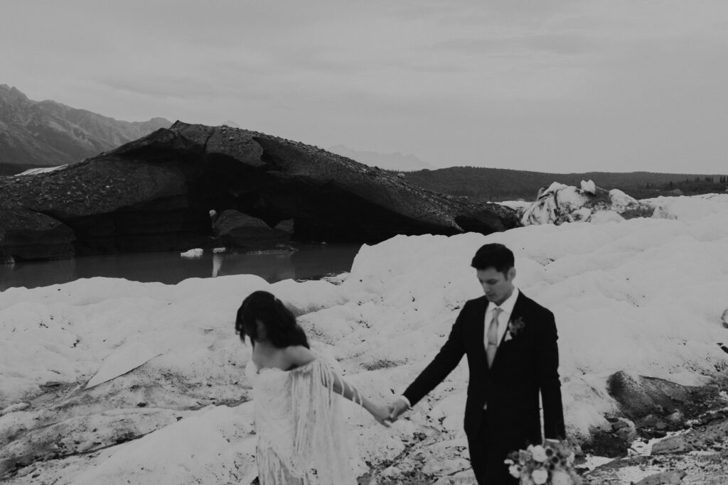 Elopement photos in the glaciers of Iceland