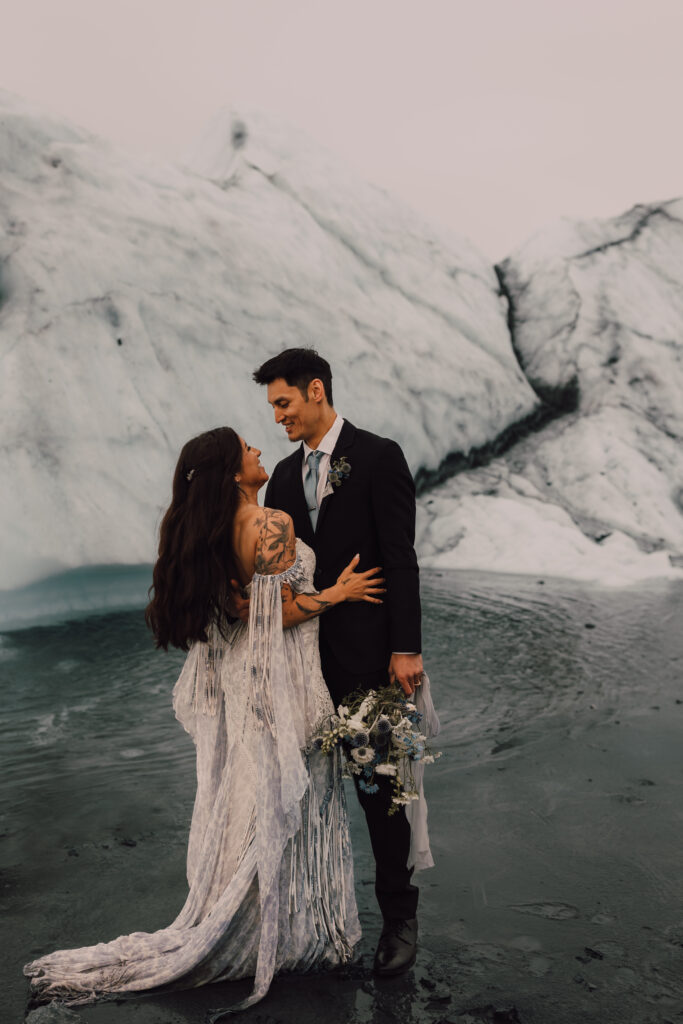 Elopement photos in the glaciers of Iceland