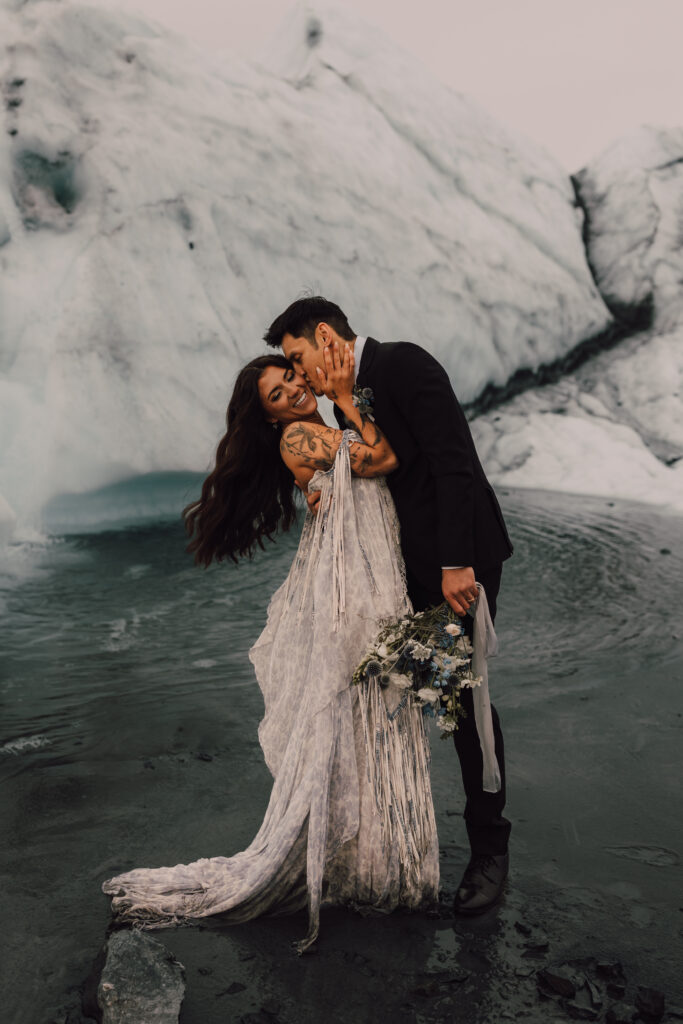 Elopement photos in the glaciers of Iceland