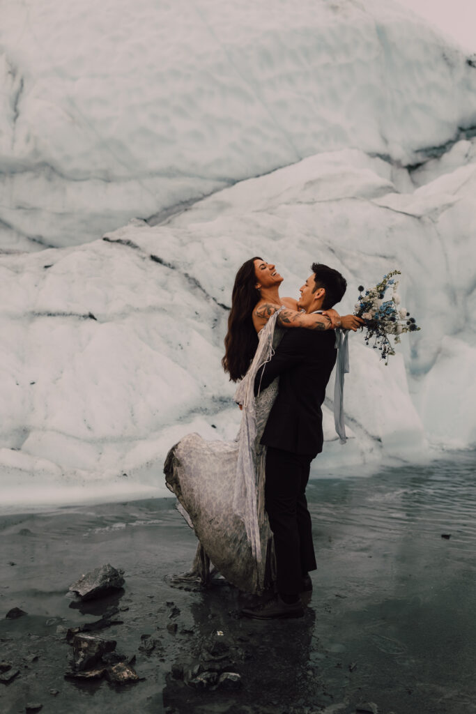 Elopement photos in the glaciers of Iceland