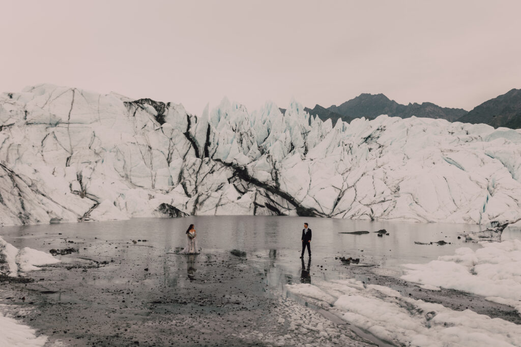 Elopement photos in the glaciers of Iceland