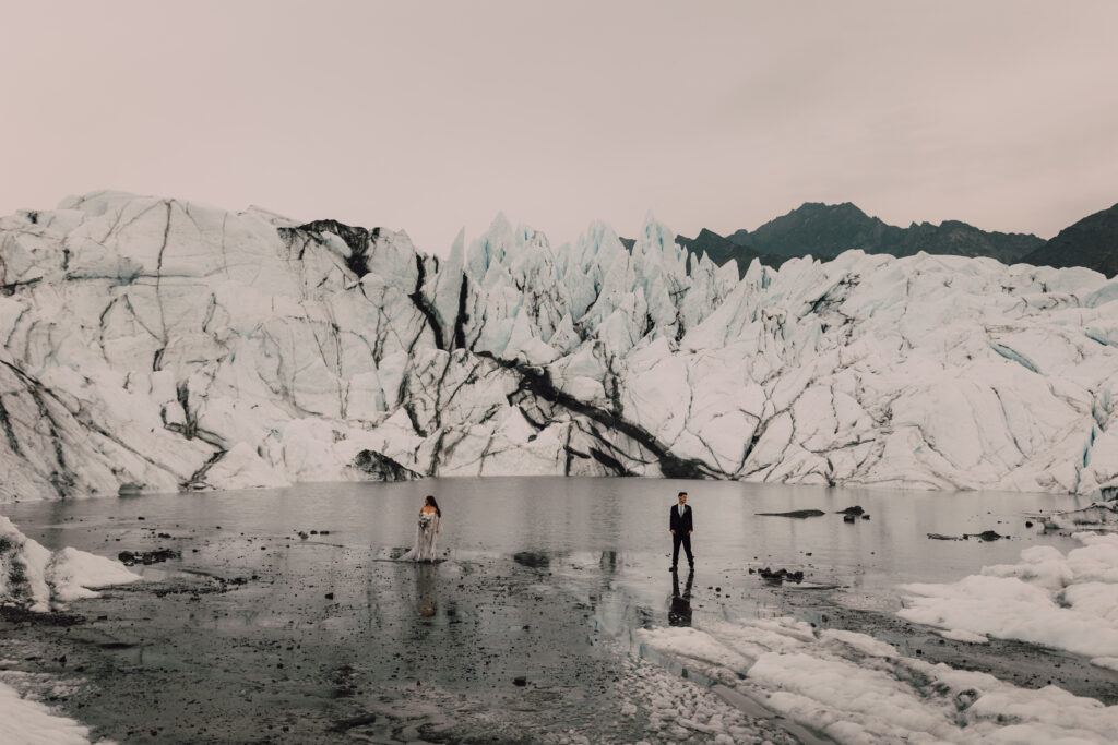 Elopement photos in the glaciers of Iceland