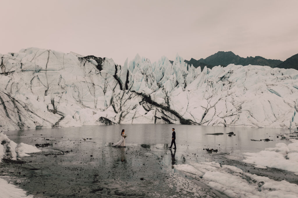 Elopement photos in the glaciers of Iceland