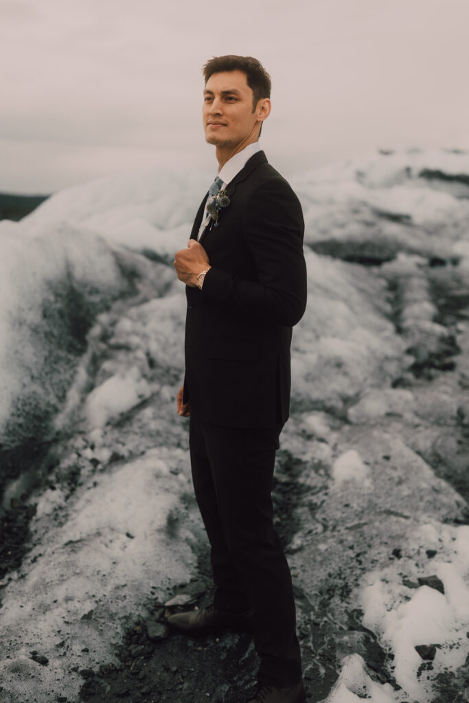 Elopement photos in the glaciers of Iceland