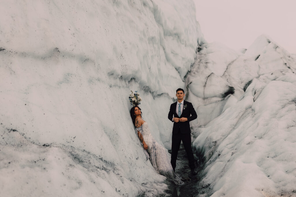 Elopement photos in the glaciers of Iceland