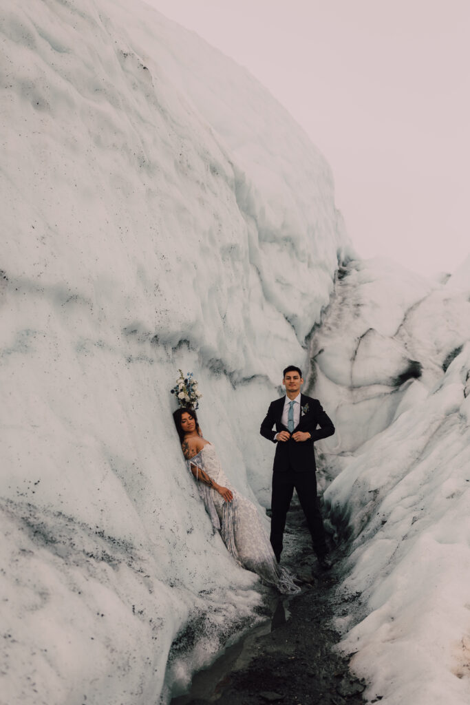 Elopement photos in the glaciers of Iceland