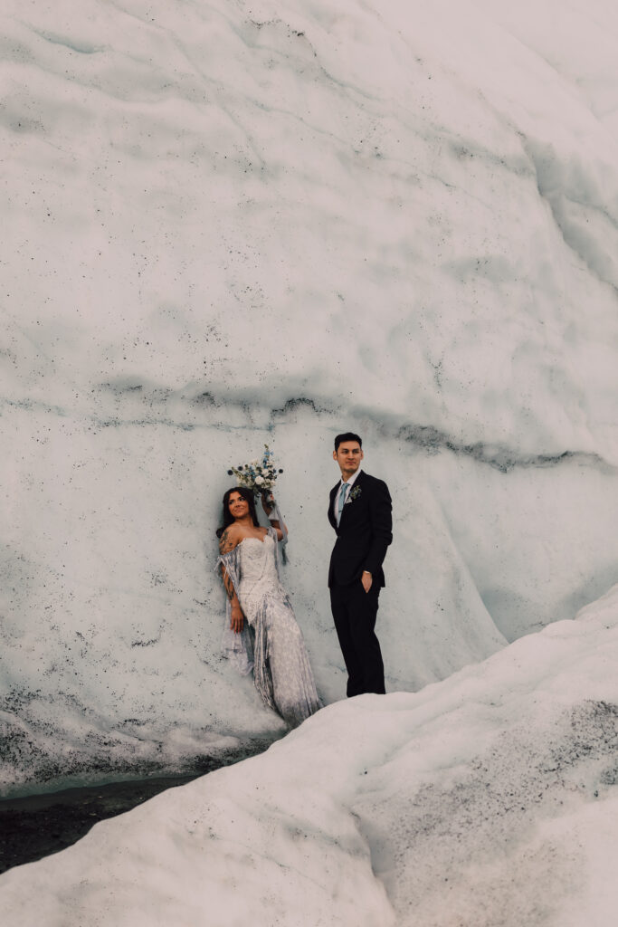 Elopement photos in the glaciers of Iceland