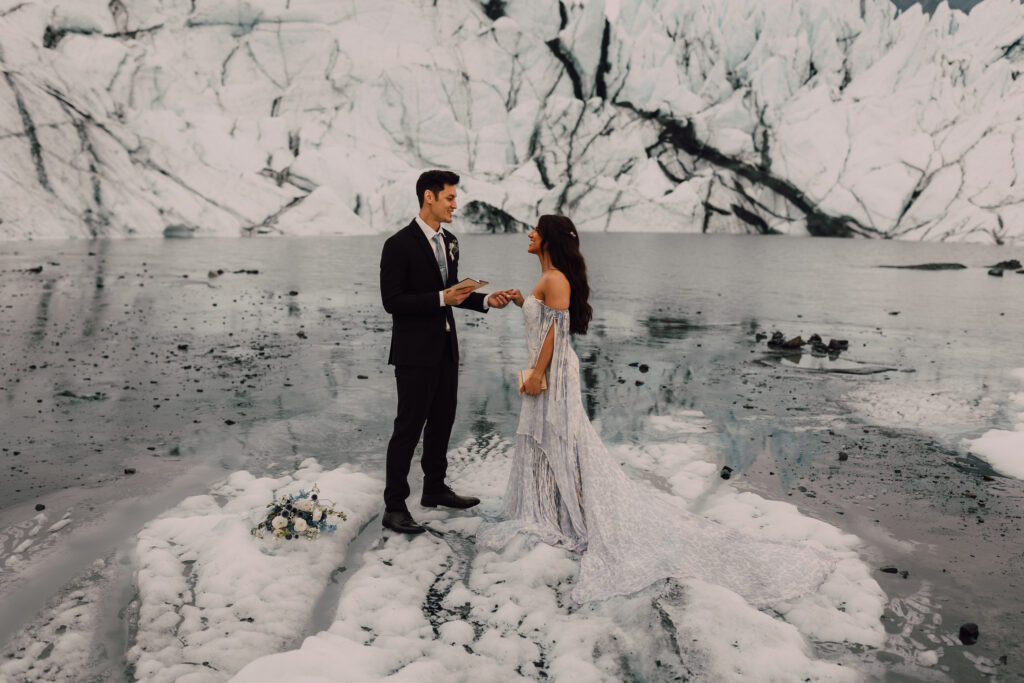 Elopement photos in the glaciers of Iceland