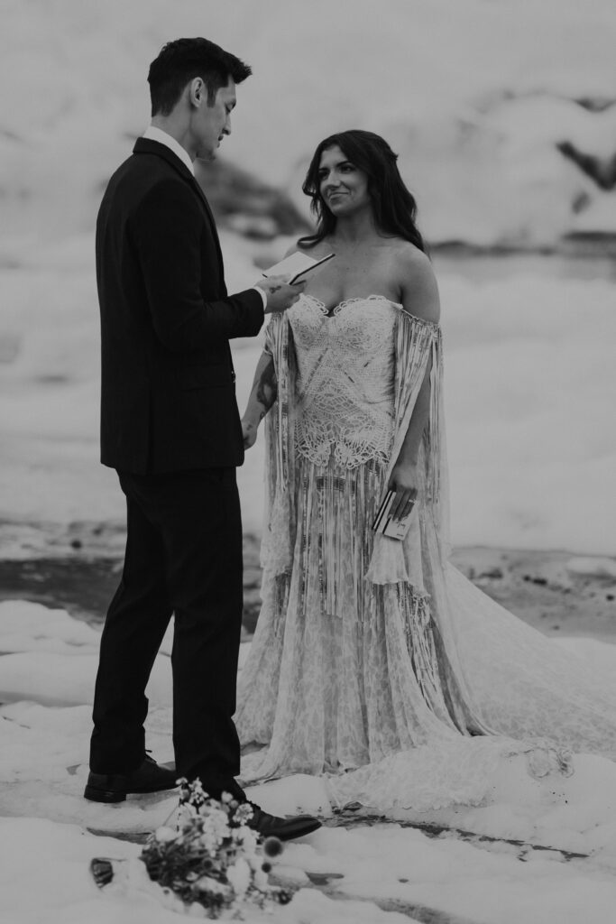 Elopement photos in the glaciers of Iceland